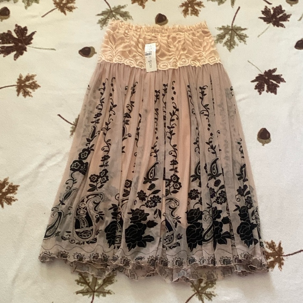 New with tags JCpenny women’s skirt with nice lining and black pattern.